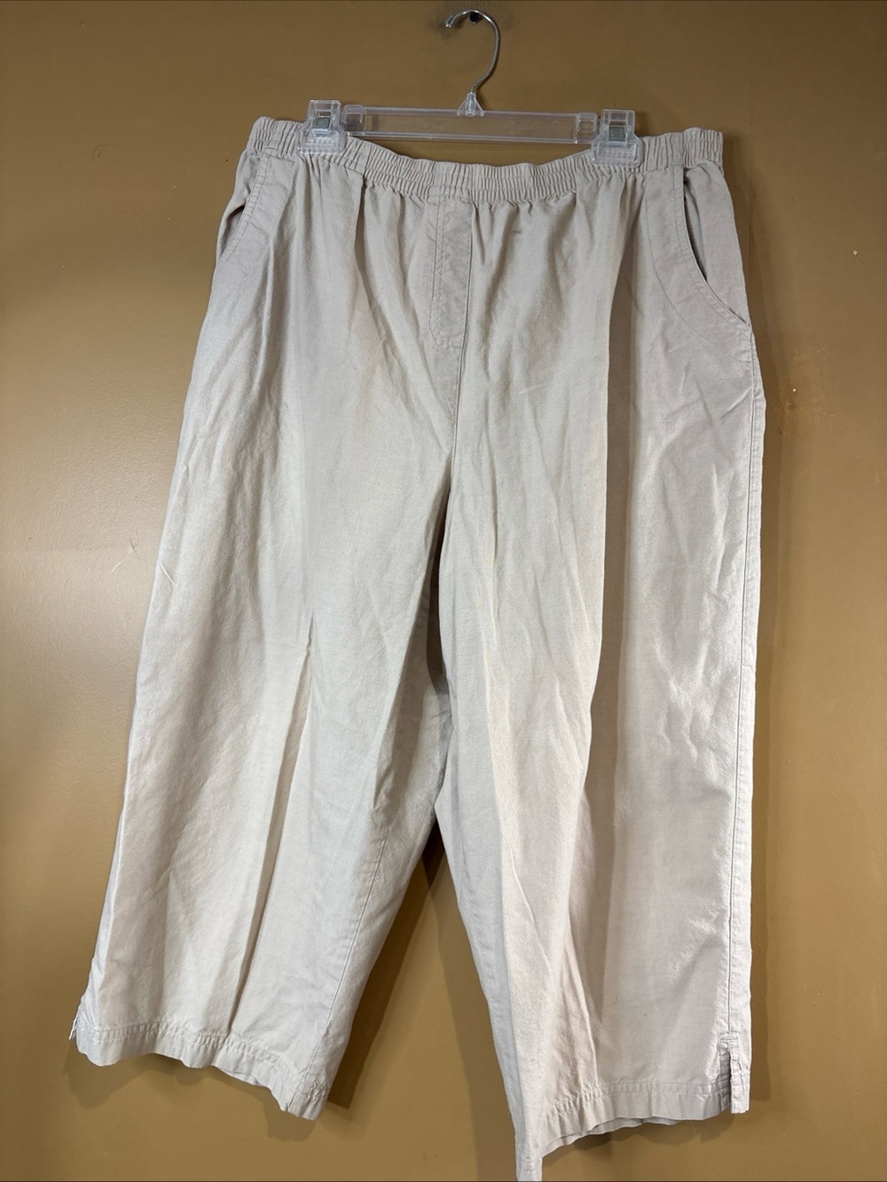 HC953. Westbound Beige Cotton pants Size Large. Front And Back Pockets